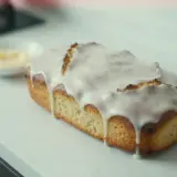 Najłatwiejsza babka drożdżowa z lukrem, gotowa do podania. Idealna na deser.