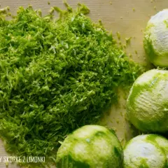 Świeżo starta skórka z limonek, idealna do domowego kordiału. Obok leżą obrane limonki.