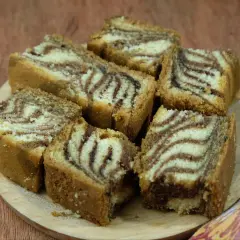 Kawałki ciasta zebra, przygotowanego według starego przepisu, ułożone na drewnianej desce.
