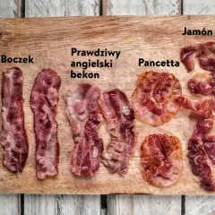 Różne rodzaje boczku: polski, angielski, pancetta i jamón, ułożone na desce.