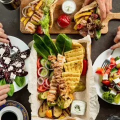 Pyszne dania kuchni greckiej: souvlaki, sałatka grecka, sałatka z buraków i pity. Smacznego!