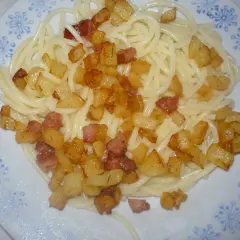 Spaghetti z ziemniakami: Sekret kremowego sosu z "cucina povera"