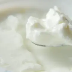 Gęsty, kremowy skyr na łyżce. To tradycyjny islandzki produkt mleczny, bogaty w białko.