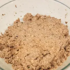 Masa pasztetowa w szklanej misce, gotowa do pieczenia.
