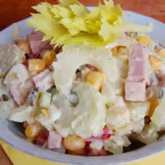 Sałatka z selerem naciowym, jajkiem, kukurydzą i szynką w sosie majonezowym.
