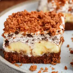 Proste ciasto bananowe z olejem i kakao, z warstwą kremu, bananów i posypką.