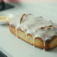 Najłatwiejsza babka drożdżowa z lukrem, gotowa do podania. Idealna na deser.
