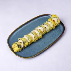 Chrupiące rolki sushi tempura z krewetkami na niebieskim talerzu.