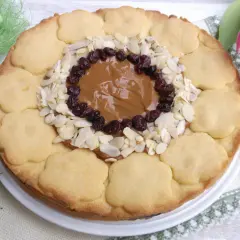 Pyszny mazurek wielkanocny z kajmakiem, migdałami i żurawiną. Idealny przepis na święta!