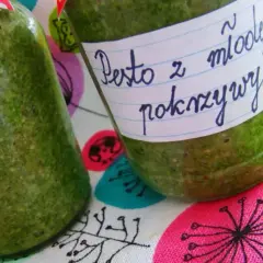 Słoiki z domowym pesto z młodej pokrzywy, gotowe do przechowywania.