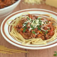 Prawdziwe Spaghetti Bolognese: Przepis na Głębię Smaku i Sukces
