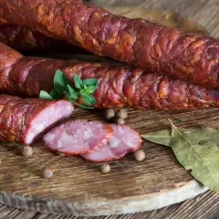 Kiełbasa z dzika: cena, jakość i gdzie kupić? Sprawdź!