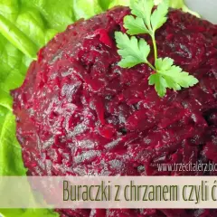 Ćwikła z chrzanem na liściu sałaty, ozdobiona natką pietruszki.