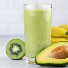 Zielony koktajl z awokado, kiwi i bananów. Idealne na zdrowe śniadanie. Awokado przepisy na pyszne smoothie.