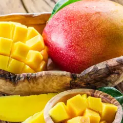 Soczyste mango w drewnianej misie, pokrojone w kostkę i w plasterkach. Odkryj jego niezwykłe mango właściwości.