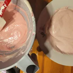 Różowa masa na makaroniki w misce i na talerzu. Ania gotuje, przygotowując ten słodki deser.