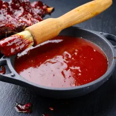 Pyszne żeberka w sosie barbecue, pędzelek zanurzony w sosie, gotowy do smarowania. Idealny sos barbecue przepis.