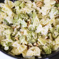 Makaron farfalle z brokułami i orzechami włoskimi w sosie śmietanowym.