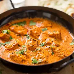 Pyszny kurczak w sosie curry, idealny na szybki obiad. Prosty przepis, który zachwyci każdego.