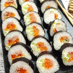 Gotowe rolki sushi z łososiem, tuńczykiem i warzywami. Idealne, by zacząć przygodę, jak zrobić sushi!