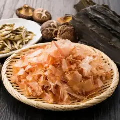 Suszone sardelki, grzyby shiitake, wodorosty kombu i płatki bonito – składniki pełne głębokiego smaku umami.