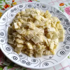 Łazanki z białą kapustą na talerzu z wzorem.