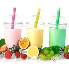 Pięć kolorowych bubble tea z owocami, lodem i słodyczami.