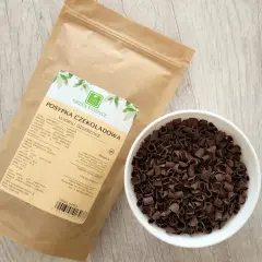 Wiórki czekoladowe deserowe Green Essence, idealne do wypieków. Gdzie kupić? Wsypane do miseczki, obok brązowej torebki z etykietą.
