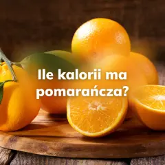 Kilka pomarańczy, w tym przekrojona na pół, na drewnianej desce.