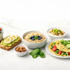 Zdrowe śniadania: owsianka, omlet, tosty z awokado, jogurt z owocami i nasiona chia.