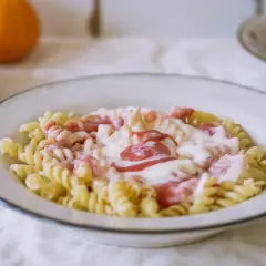 Fusilli z kremowym sosem i kawałkami owoców. Pyszny makaron na słodko, idealny na deser.