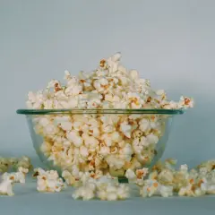 Miska pełna popcornu, idealna na wieczór filmowy. Zastanawiasz się nad popcorn kcal?