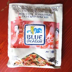 Sos seczuański Blue Dragon z pomidorami, idealny do dań z woka. Na opakowaniu smok i postacie z Azji.