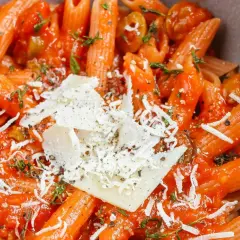 Makaron penne w sosie pomidorowym z parmezanem i ziołami.
