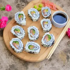 California sushi z łososiem i awokado, posypane czarnym sezamem, podane z sosem sojowym i wasabi.