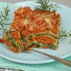 Pyszna lasagne z mięsem mielonym i szpinakiem, idealna na prosty obiad. Aromatyczny rozmaryn dodaje świeżości.