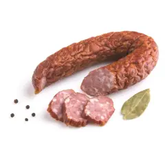 Kiełbasa jałowcowa w całości i w plasterkach, z ziarnami pieprzu i liściem laurowym.