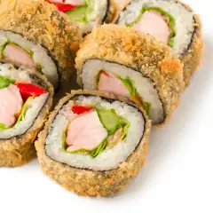Usmażone rolki sushi z kurczakiem, ogórkiem, czerwoną papryką i sałatą.