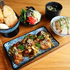 Japoński obiad: kurczak soboro, ryż, tempura, sałatka i zupa miso.