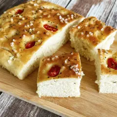 Oryginalna włoska focaccia przepis: puszyste ciasto z pomidorkami i solą morską, idealne na przekąskę.