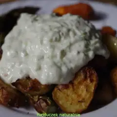 Pieczone ziemniaki i szparagi z sosem tzatziki.
