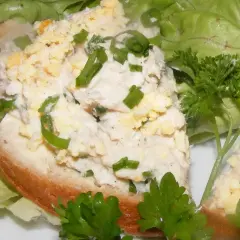 Pyszna pasta jajeczna na chlebie, idealna na szybkie śniadanie. Prosty przepis na pastę jajeczną, którą pokochasz!