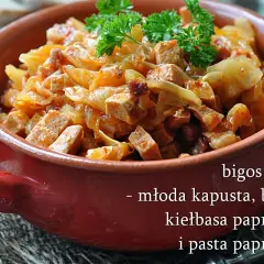 Letnia wersja bigosu z młodej kapusty, boczku, kiełbasy paprykowej i pasty paprykowej. Idealny przepis, jak ugotować dobry bigos z młodej kapusty.