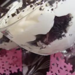 Pyszne deserki z kremem i pokruszonymi oreo ciastkami. Idealne na deser!