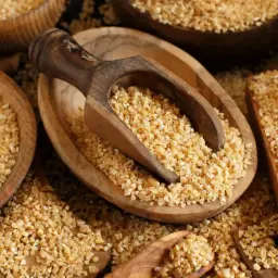 Kasza bulgur w drewnianych miseczkach. Niska zawartość cukru, korzystny indeks glikemiczny.
