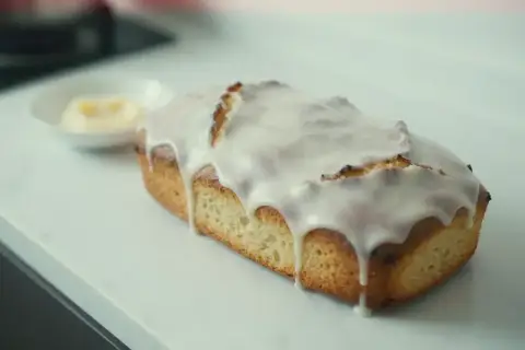 Najłatwiejsza babka drożdżowa z lukrem, gotowa do podania. Idealna na deser.