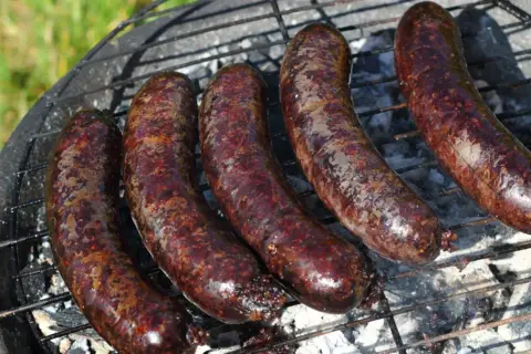 Kaszanki na grillu, z czego jest kaszanka? To tradycyjna polska kiełbasa z krwi, kaszy i przypraw, pieczona na ruszcie.