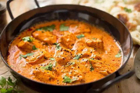 Pyszny kurczak w sosie curry, idealny na szybki obiad. Prosty przepis, który zachwyci każdego.