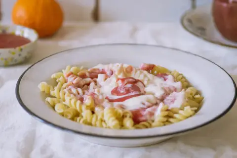 Fusilli z kremowym sosem i kawałkami owoców. Pyszny makaron na słodko, idealny na deser.