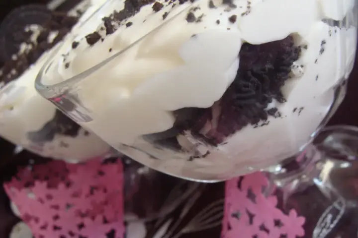 Pyszne deserki z kremem i pokruszonymi oreo ciastkami. Idealne na deser!
